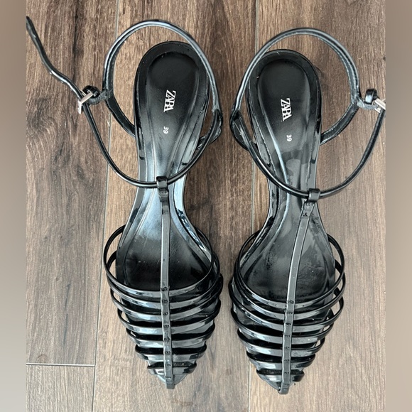 Zara sandals , wore like new - Picture 3 of 4